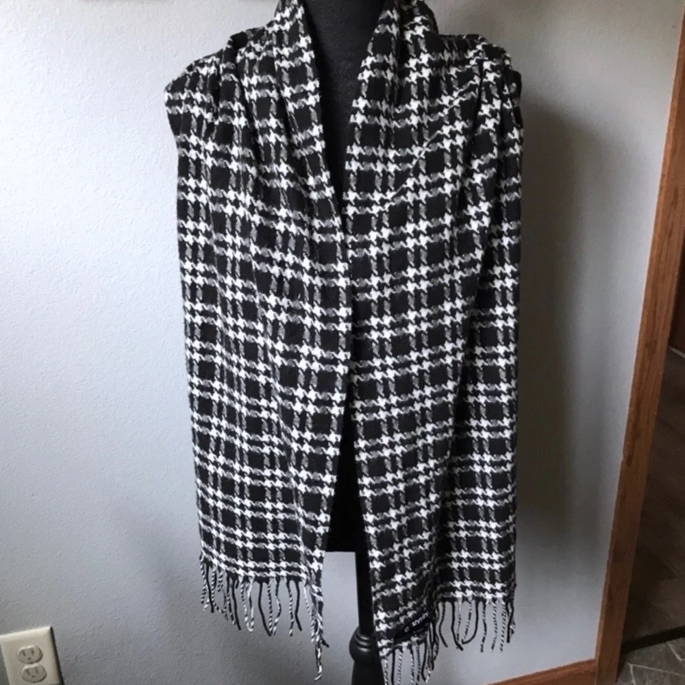 V.FRAAS cashmink Black&White Houndstooth Check plaid fringe scarf